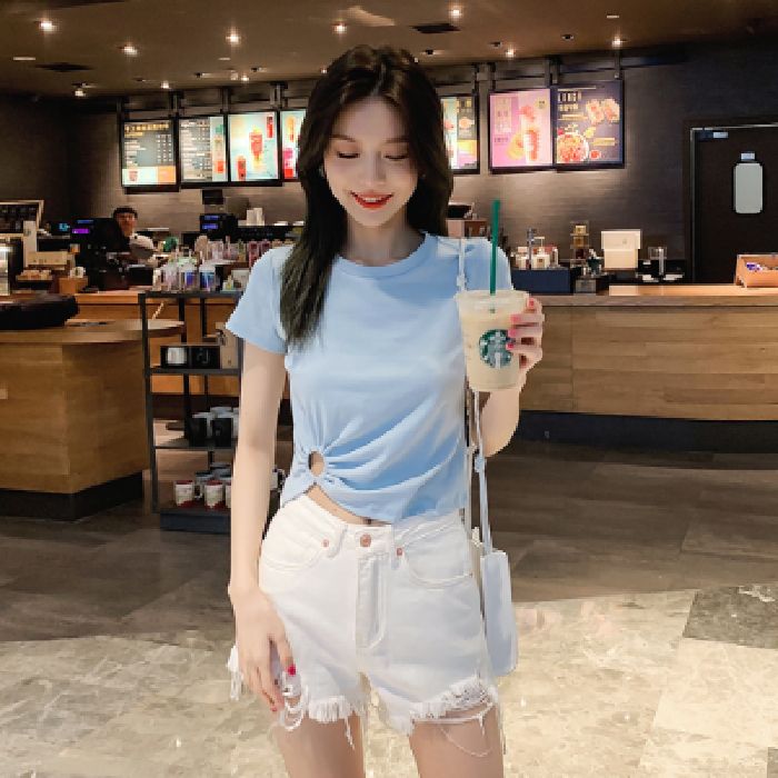 Solid-color short-sleeved shirt