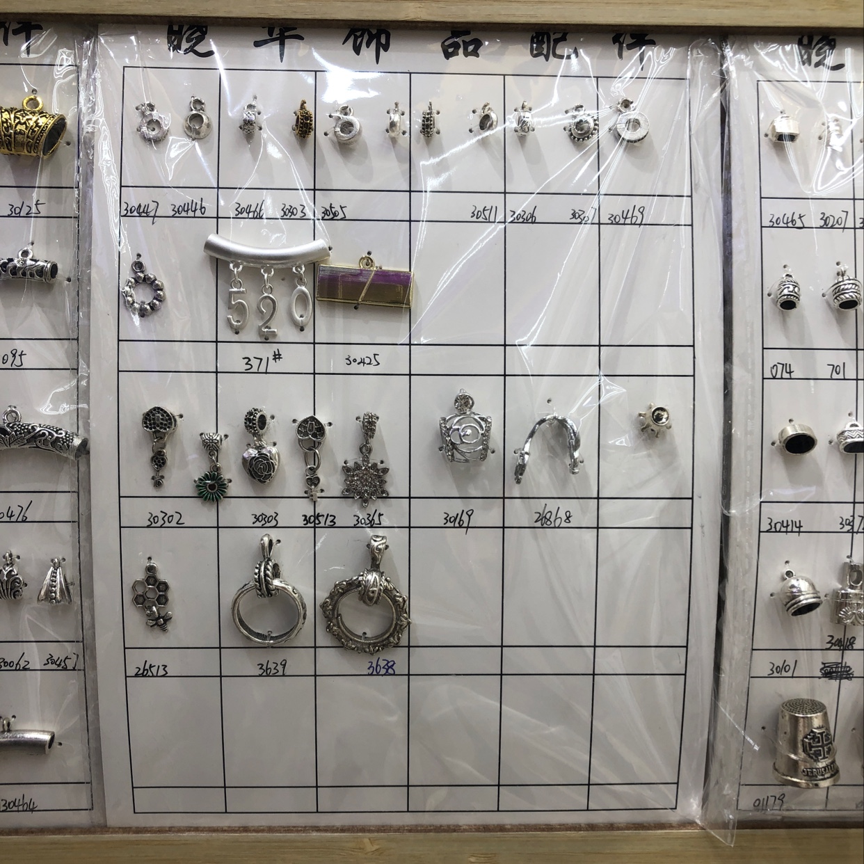 سبائك الزنك بسلاسل من الأقراط المصنوعة من ثلاثة أسوار Specification image