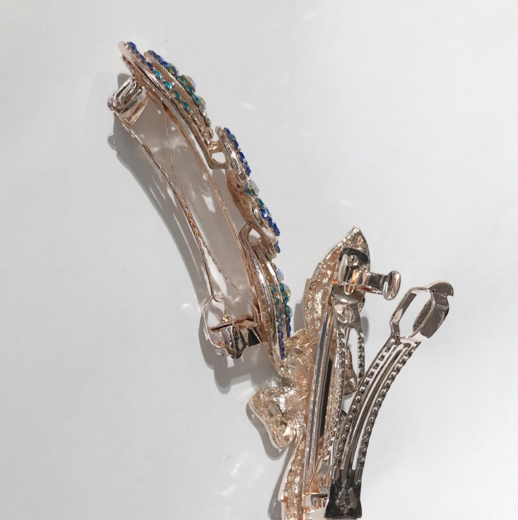 Crystal glass hair clips sell very well. Multi-diamond hair clips are best-selling jewelry from Europe and America Application Scenario