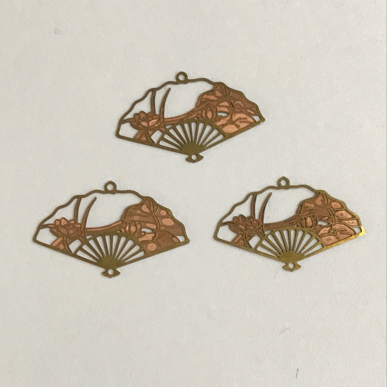 飞特电脑片E3-8713 环保腐蚀片黄铜片 镂空滴油古风扇子夏季荷叶荷花饰品配件，耳环手链项链吊坠耳饰