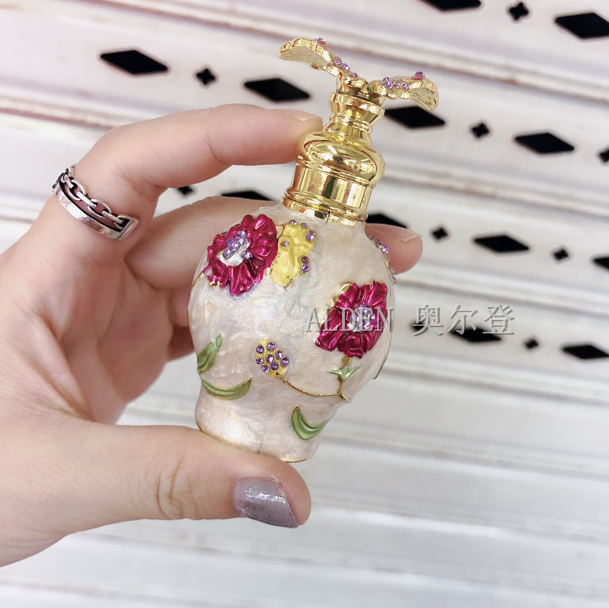 现货直销12ML金色蝴蝶金属香水精油圆球瓶多色纹绣色料玻璃香水瓶