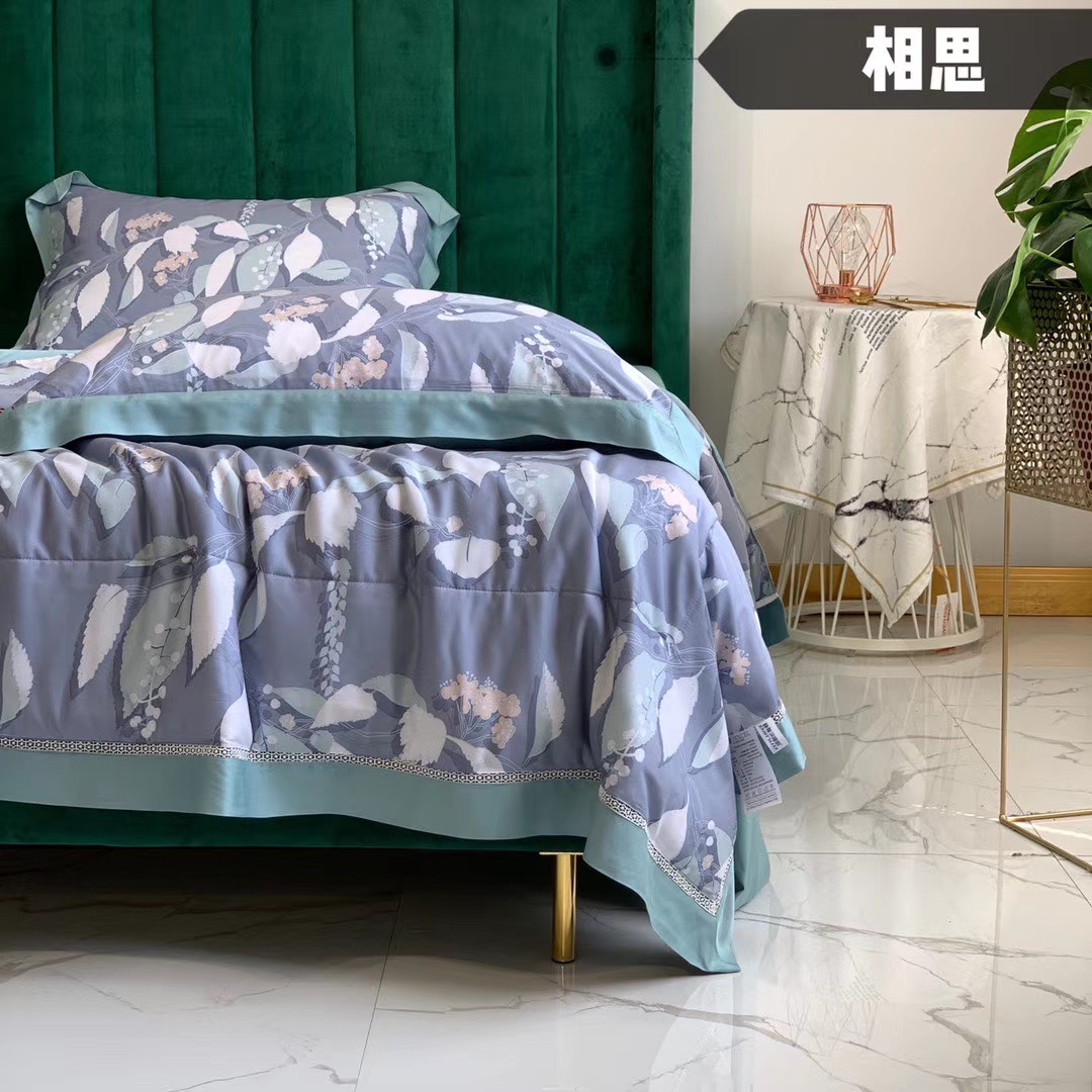 The 60s Tencel summer quilt features a hollowed-out design fabric that is smooth and soft, making it a bestseller Item Picture