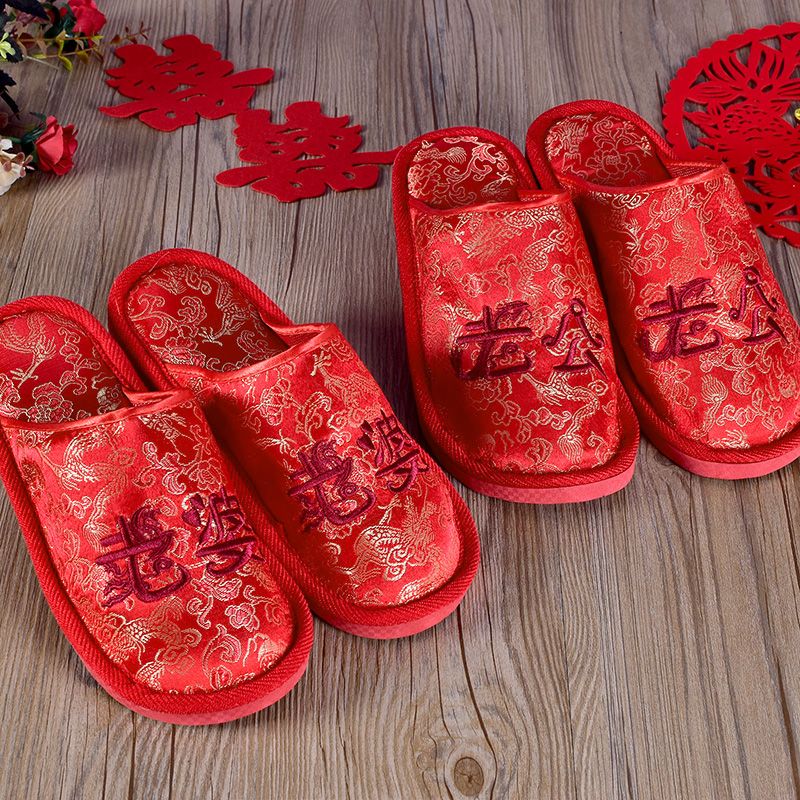 Wholesale of in-stock wedding slippers, wedding supplies, home embroidery, husband and wife red slippers from the manufacturer detail image 1