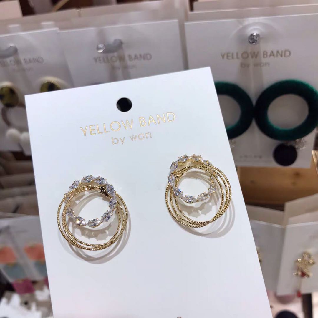 nyu nyu earrings from Dongdaemun, South Korea, featuring bright diamonds and a unique, cute and elegant design Specification image