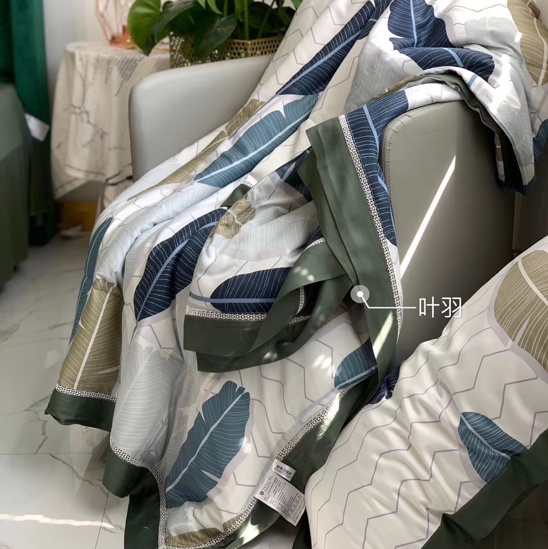 The 60s Tencel summer quilt features a hollowed-out design fabric that is smooth and soft, making it a bestseller details Picture