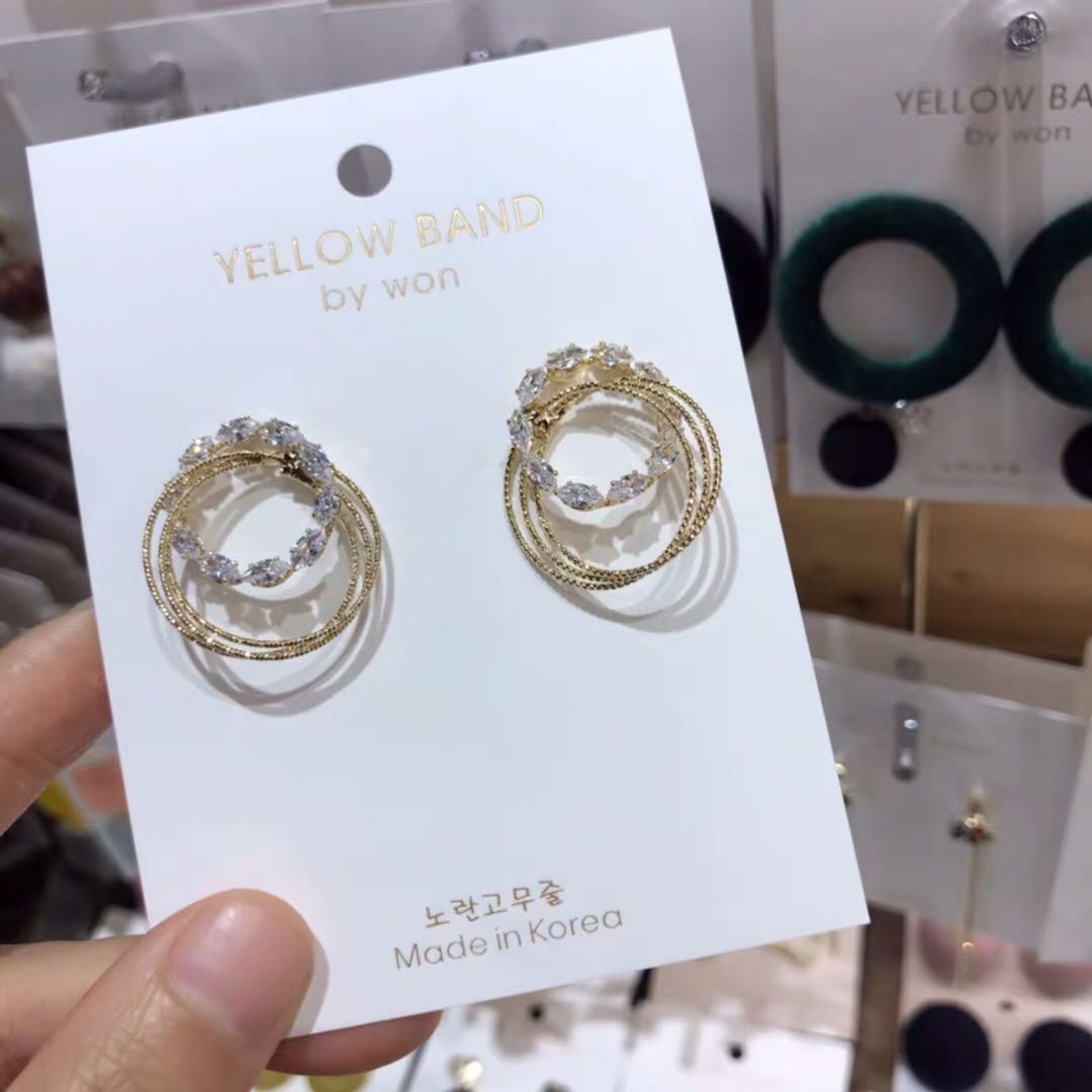 nyu nyu earrings from Dongdaemun, South Korea, featuring bright diamonds and a unique, cute and elegant design