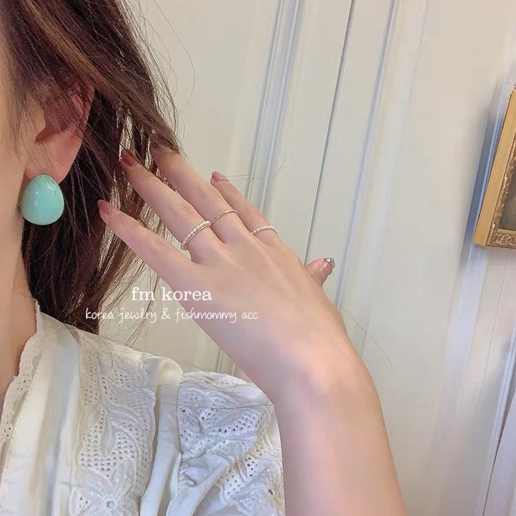 Korean InS-style retro metal colorful fashionable and popular simple and individual earrings Application Scenario