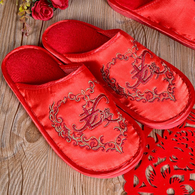 Wedding slippers with heart embroidery: Husband and wife's wedding slippers detail image 2