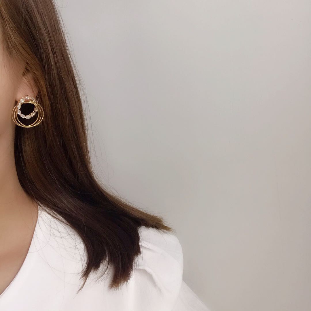 nyu nyu earrings from Dongdaemun, South Korea, featuring bright diamonds and a unique, cute and elegant design details Picture