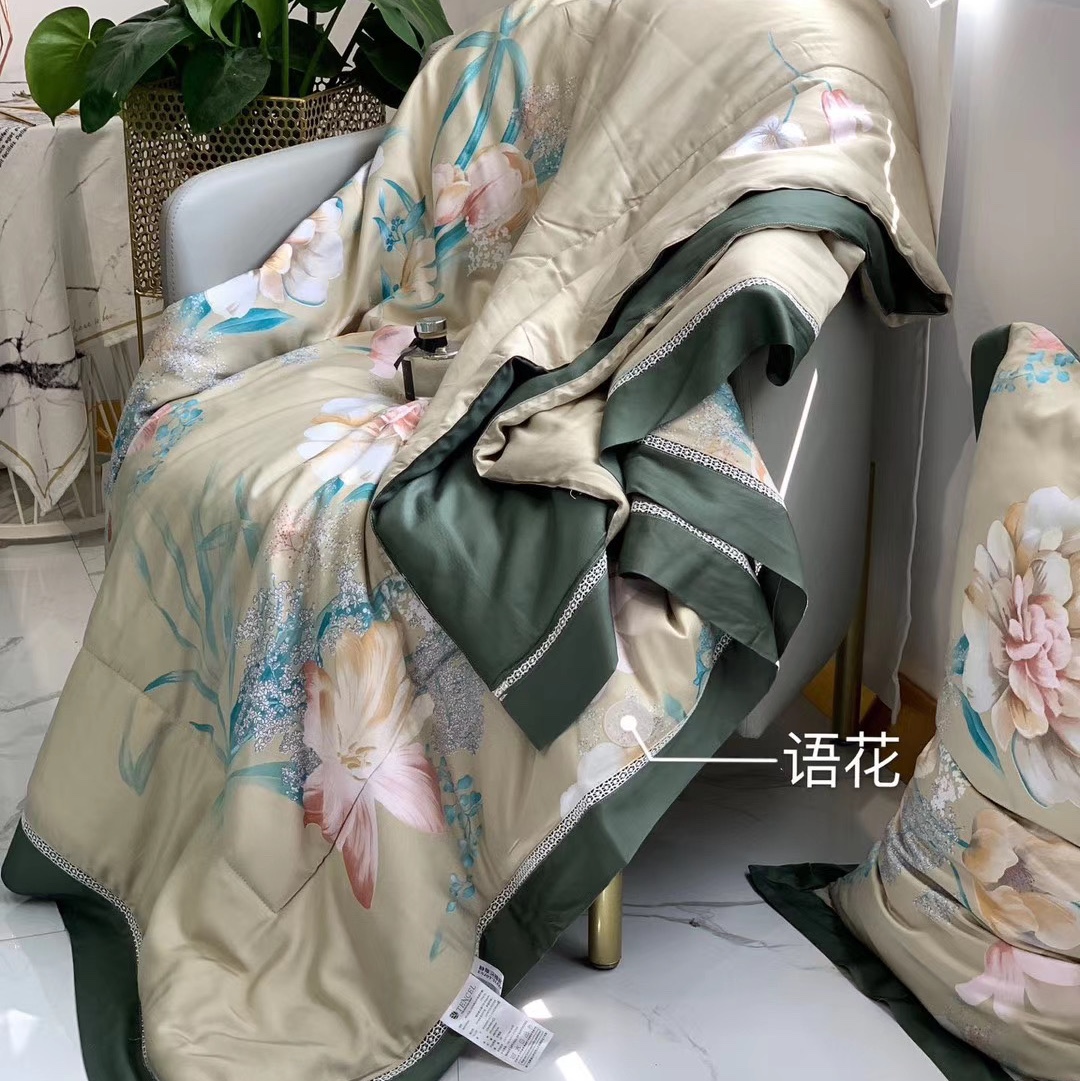The 60s Tencel summer quilt features a hollowed-out design fabric that is smooth and soft, making it a bestseller The 60s Tencel summer quilt features a hollowed-out design fabric that is smooth and soft, making it a bestseller