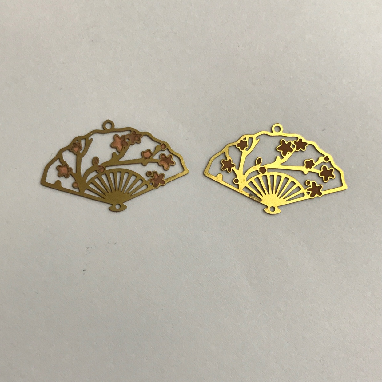飞特电脑片E3-8713 环保腐蚀片黄铜片 镂空滴油古风扇子冬梅花饰品配件，耳环手链项链吊坠耳饰
