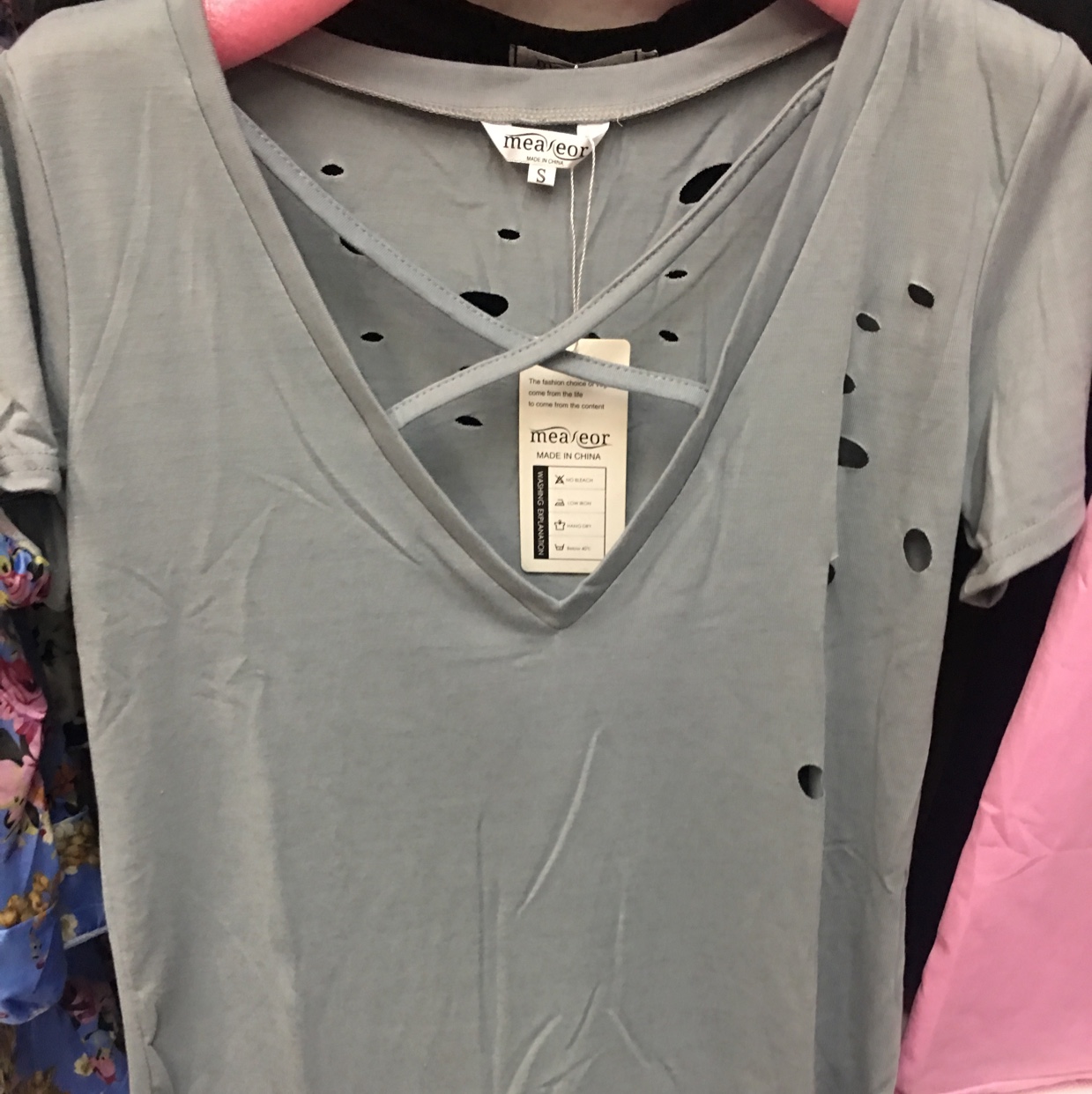 Stock of torn V-neck women's short-sleeved T-shirts thumbnail