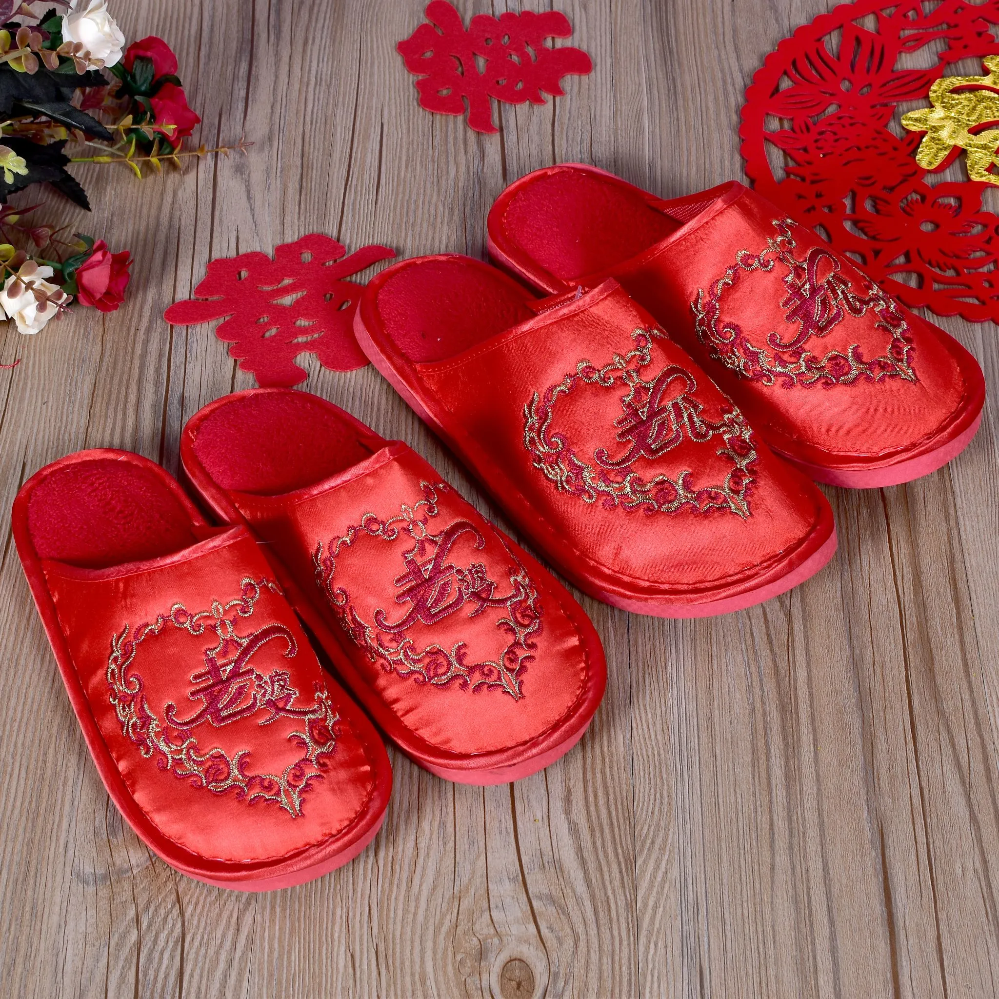 Wedding slippers with heart embroidery: Husband and wife's wedding slippers detail image 1
