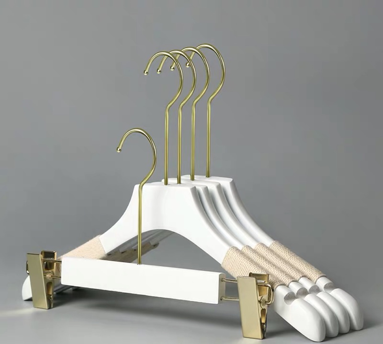 【批发】logo定制服装店专用实木衣架白色木头防滑绑绳裤夹挂钩女装衣撑子