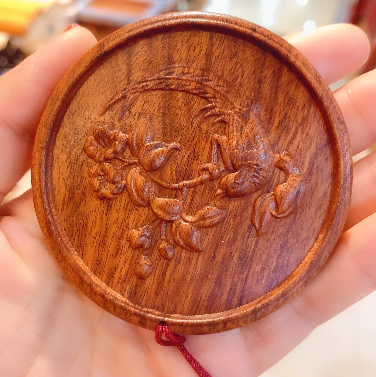 Green Sandalwood Antique Carved Portable Makeup Mirror Wooden Retro Portable Mirror Chinese Wedding Vanity Mirror Application Scenario