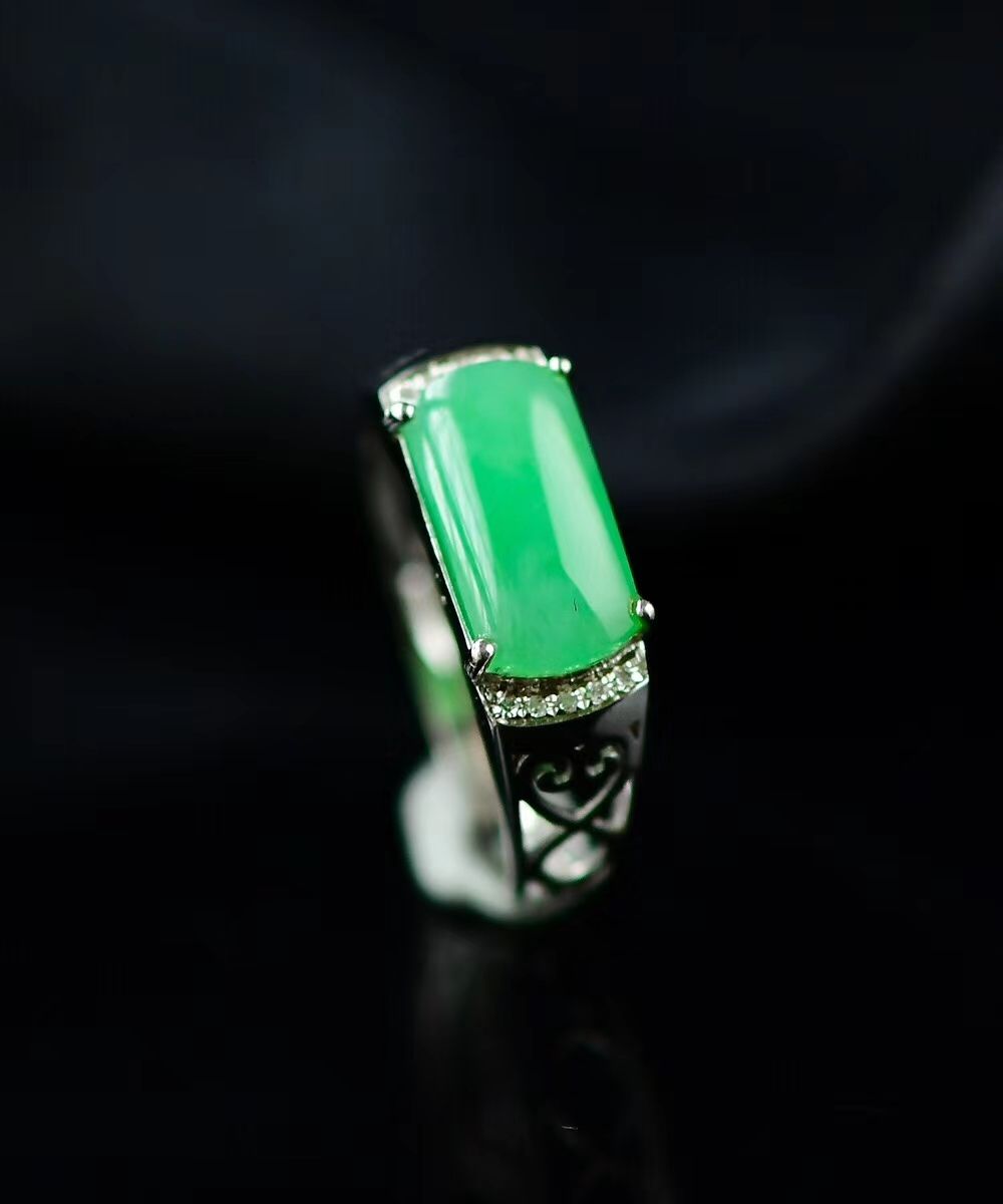 天然A货翡翠18K镶嵌阳绿戒指 色泽艳丽 用料细腻 尺寸10.5*6*4