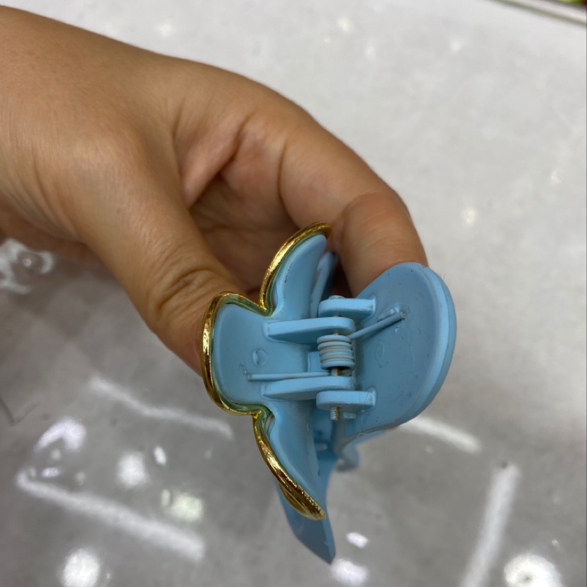 Duck Clip With Plum Blossom Application Scenario