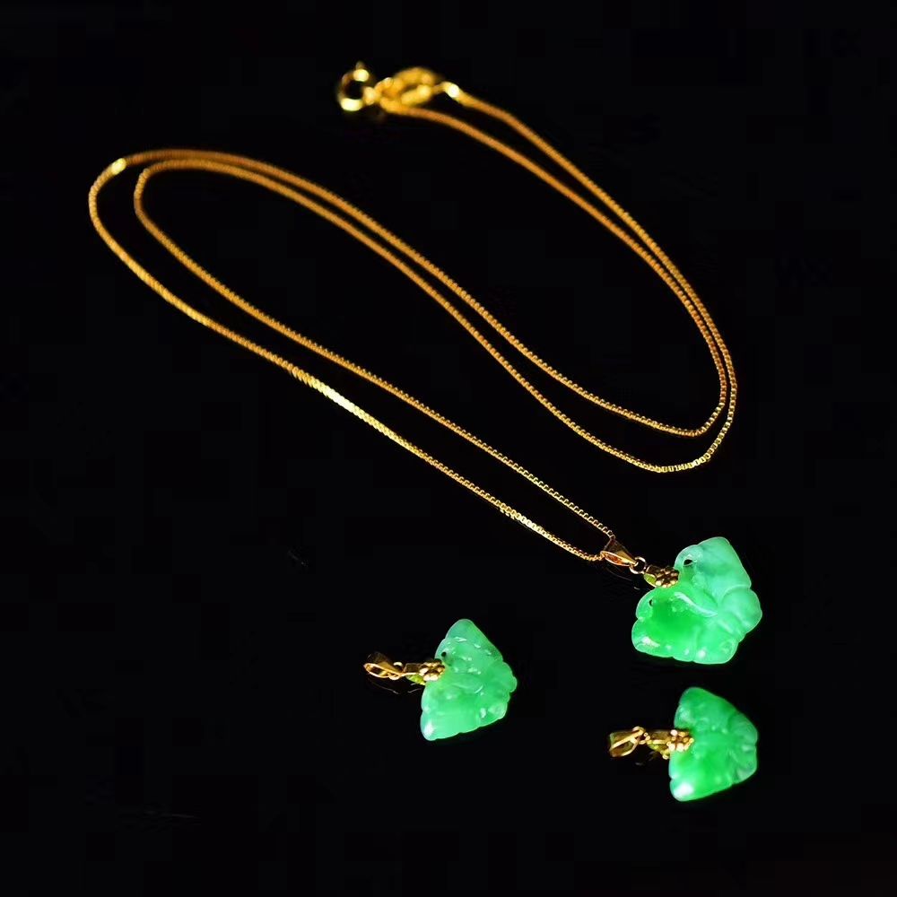 18K金扣头搭配 天然A货正阳绿翡翠蝴蝶镶嵌料 高档满绿 不含链子产品图