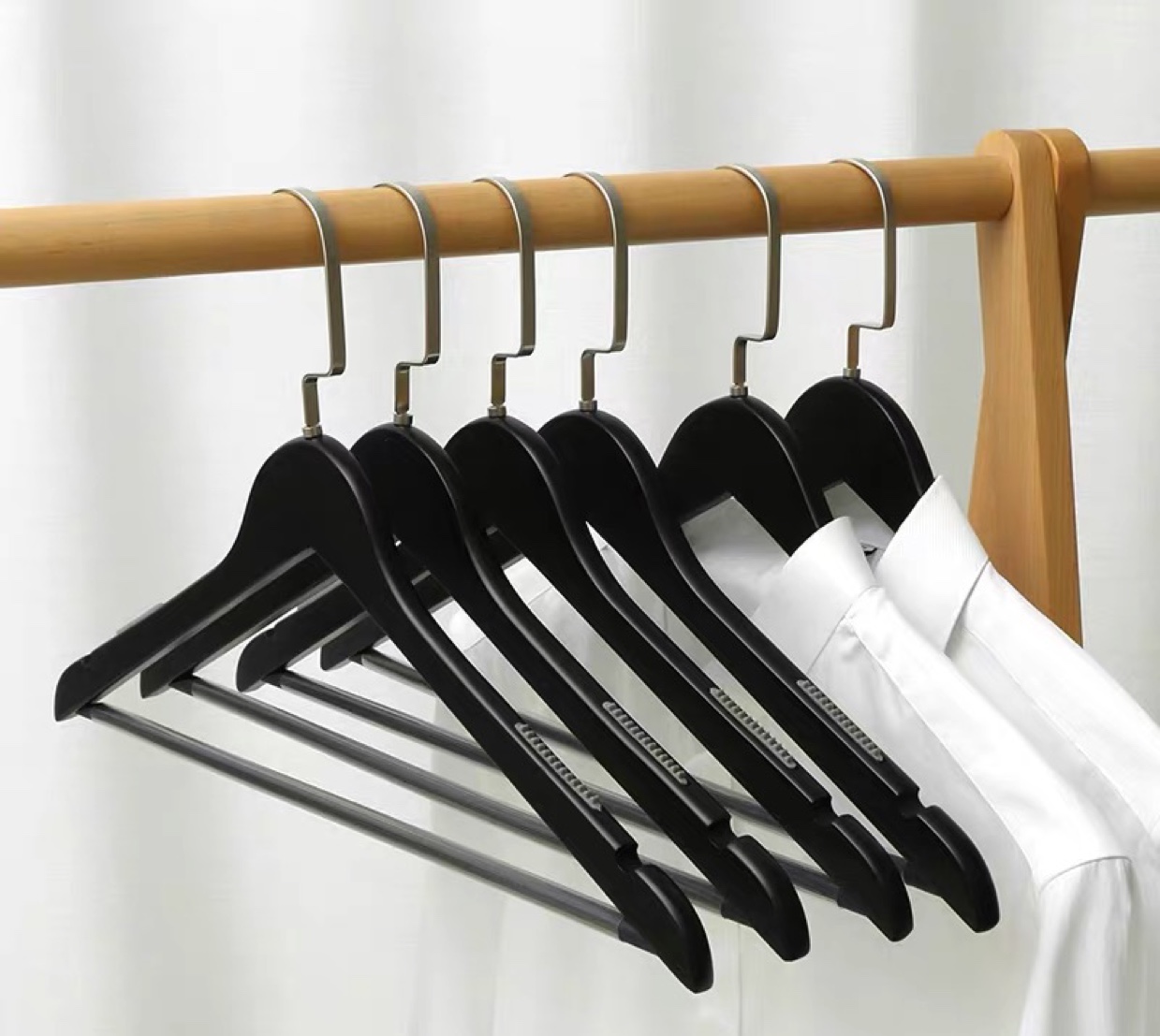 Home Wood Hangers Black Solid Wood 20 Hooks Non-Slip Clothes Brace Adult White Clothing Store Wooden Clothes Hanging Application Scenario