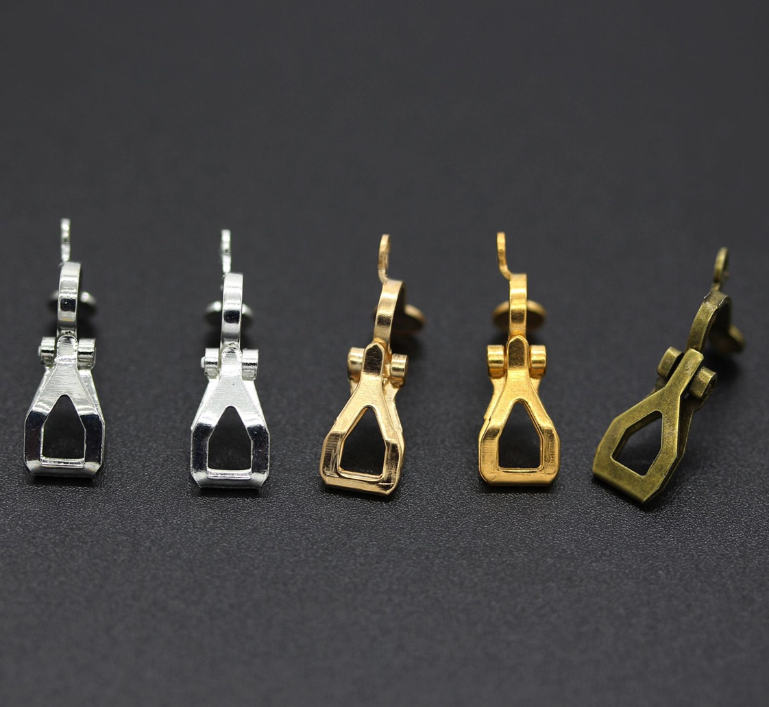 There is a triangular painless ear clip for hanging