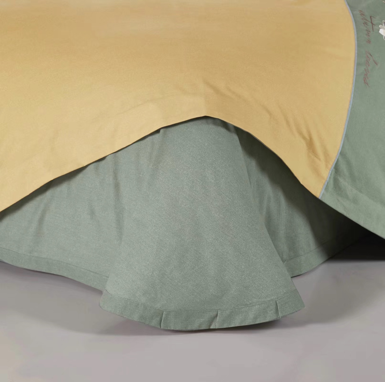 Factory direct sales set of 60-piece camel hair brushed and stitched embroidery 4-piece set Item Picture