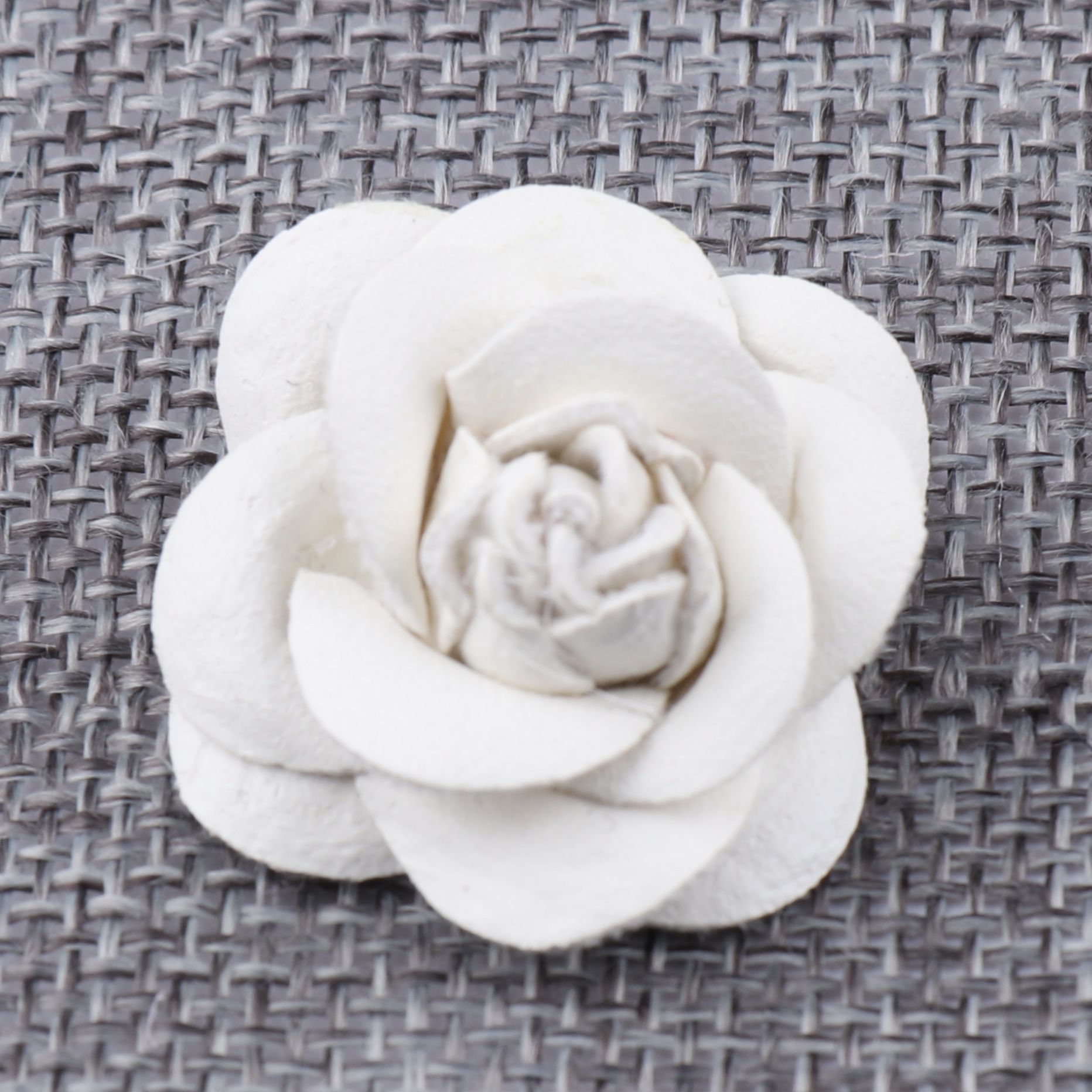 服装辅料花朵厂家皮革小皮花服装鞋子帽子配件白色绿色黑色红色灰