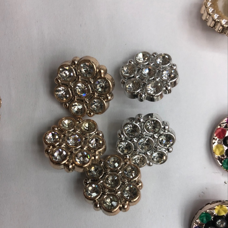 钮扣厂家直销热卖服装辅料 新款花型钻扣钮扣 合金水钻金属纽扣装饰扣