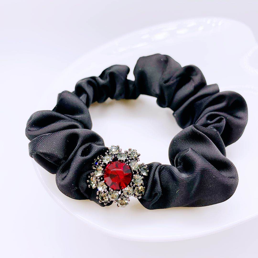 Tie the hair red with a cloth ring detail image 1