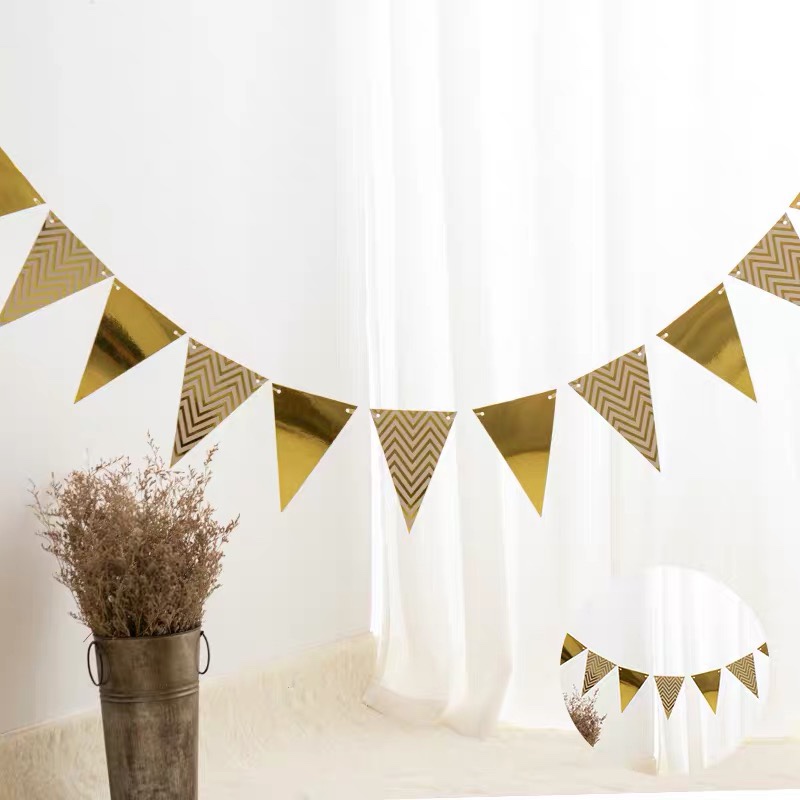 The golden wavy pattern photo decoration of the "Happy Birthday" triangular flag details Picture