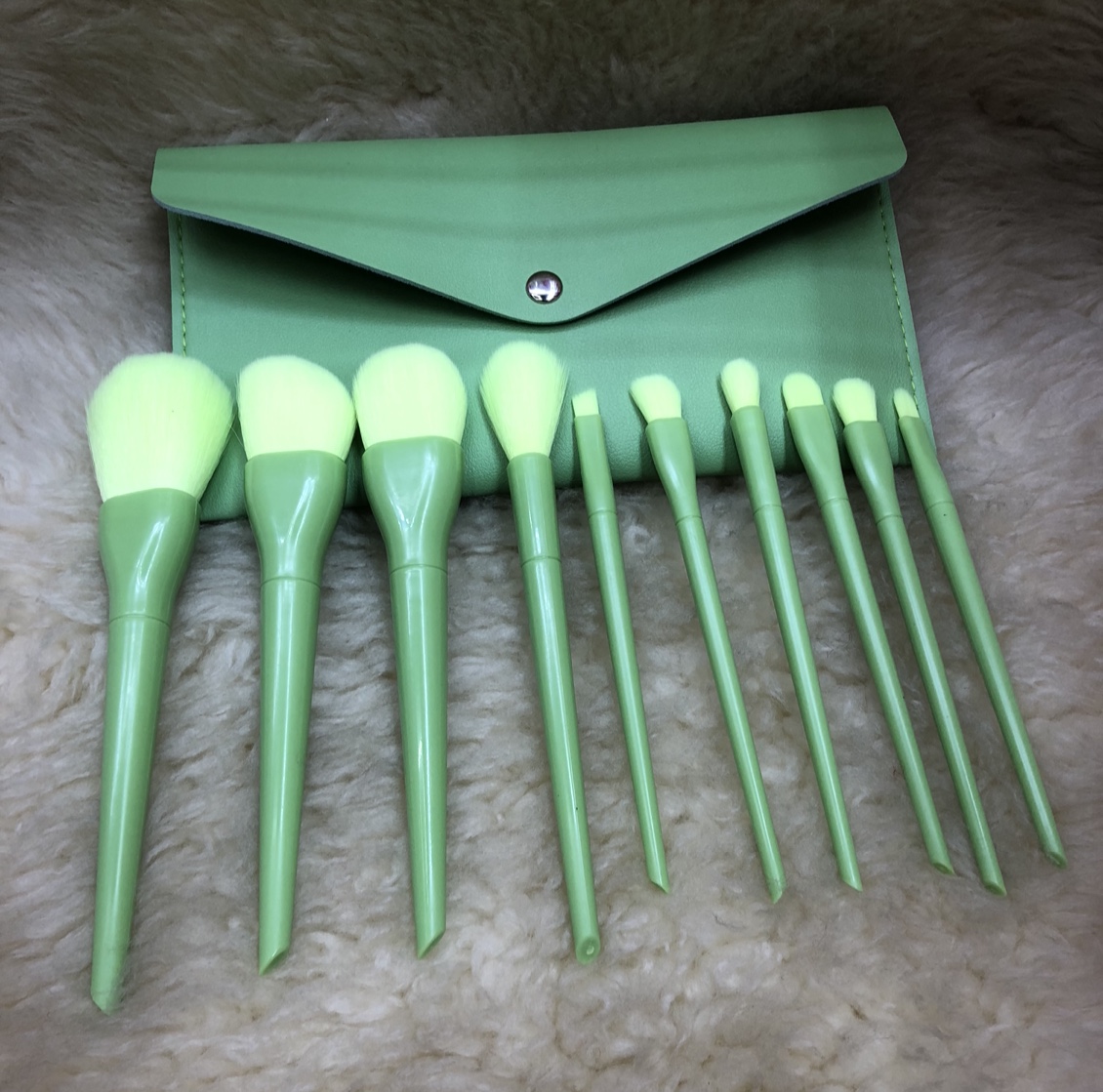 10 makeup brushes with a bag thumbnail