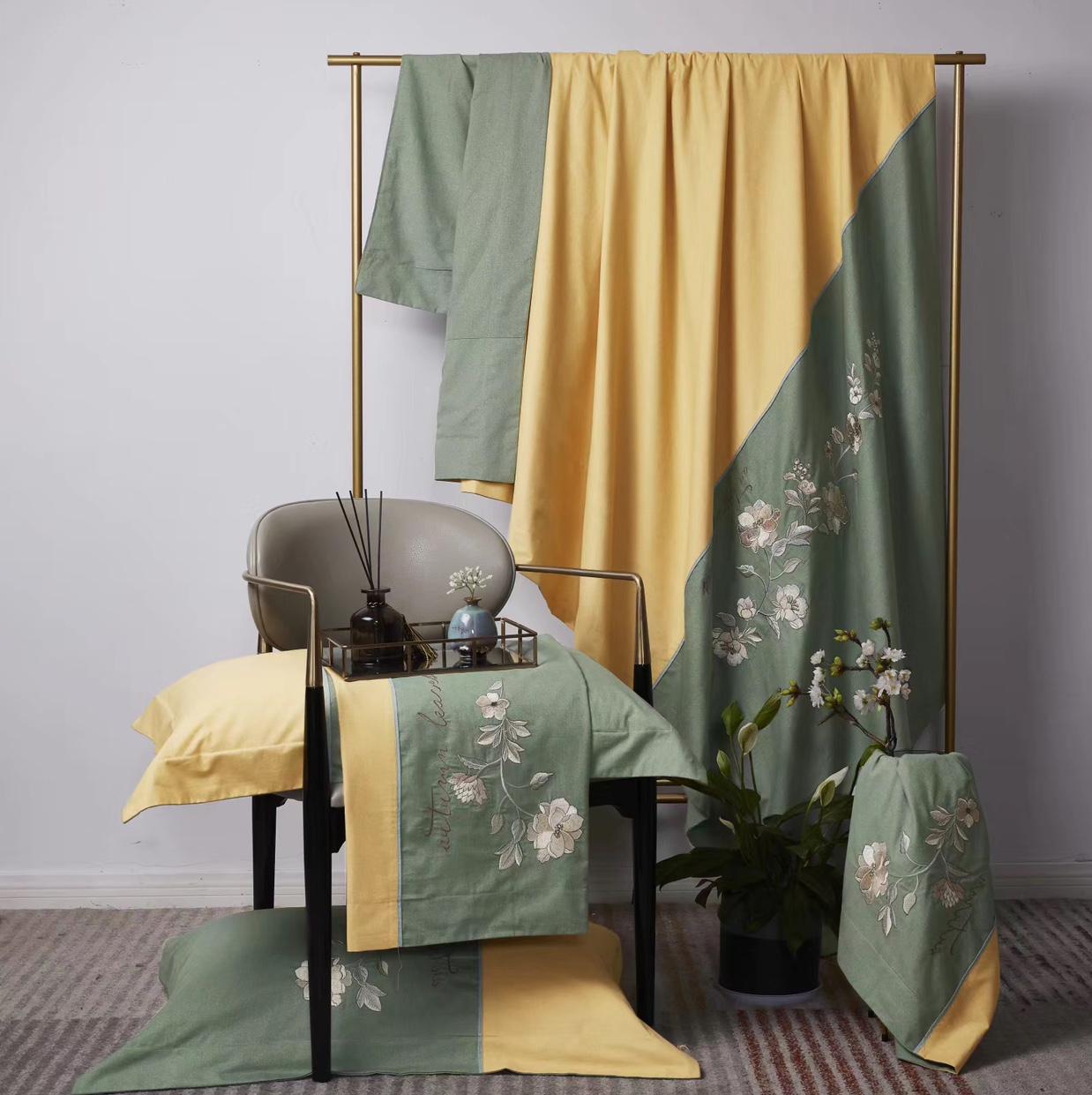 Factory direct sales set of 60-piece camel hair brushed and stitched embroidery 4-piece set Specification image