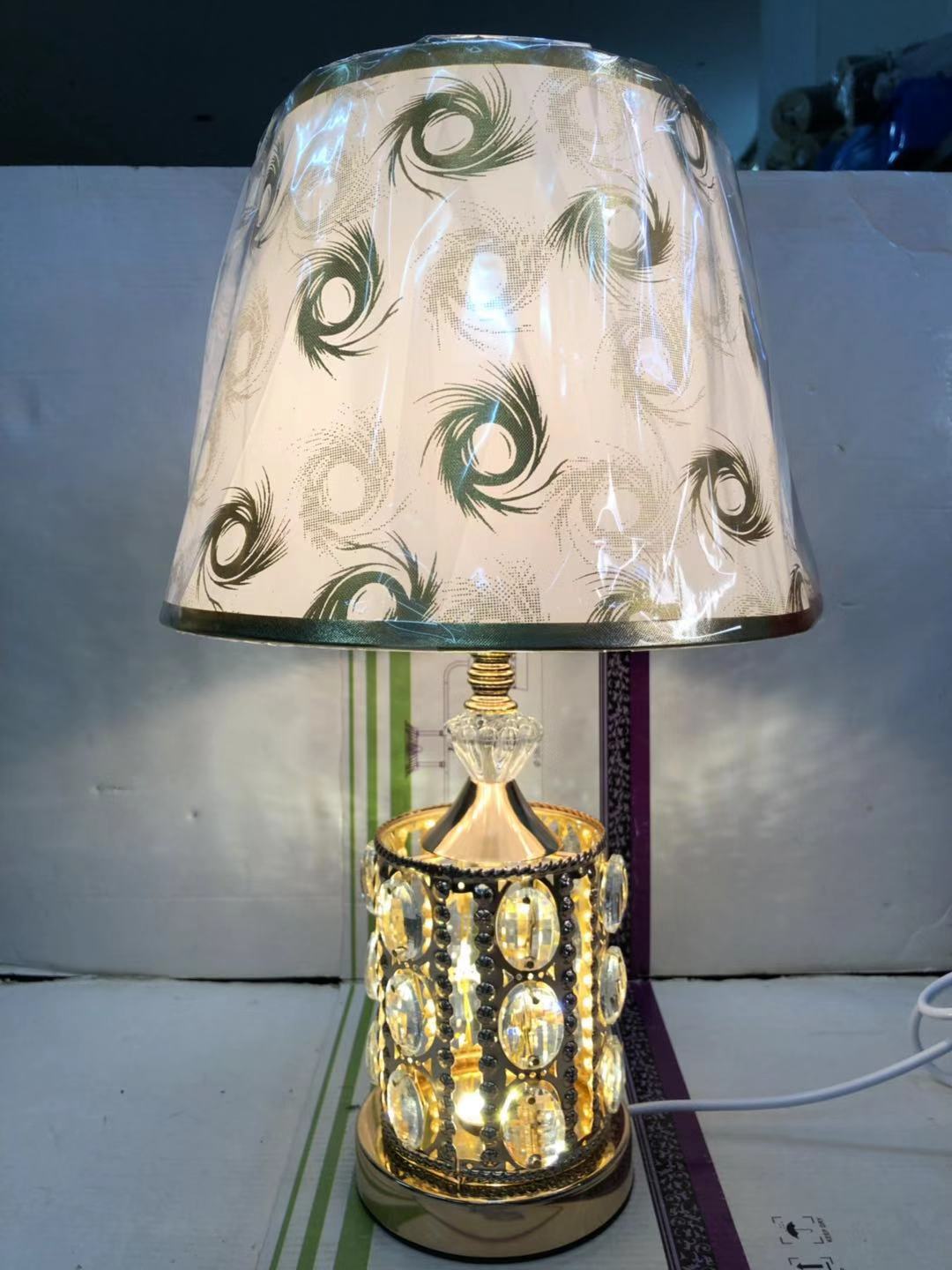 American-style light luxury crystal ironwork warm-colored table lamp for desktop decoration, modern wedding table lamp No. 05