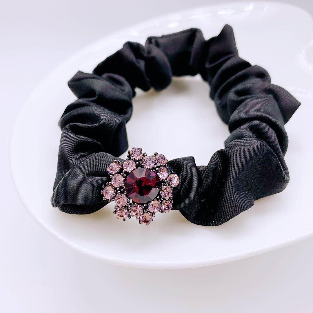 Tie the hair purple with a cloth loop detail image 1