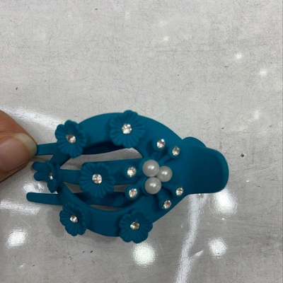 890 Three Diamond Pearl Duck Clips