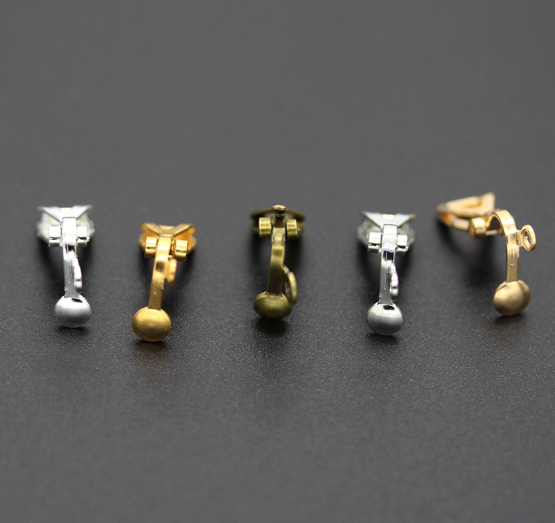 There is a triangular painless ear clip for hanging details Picture