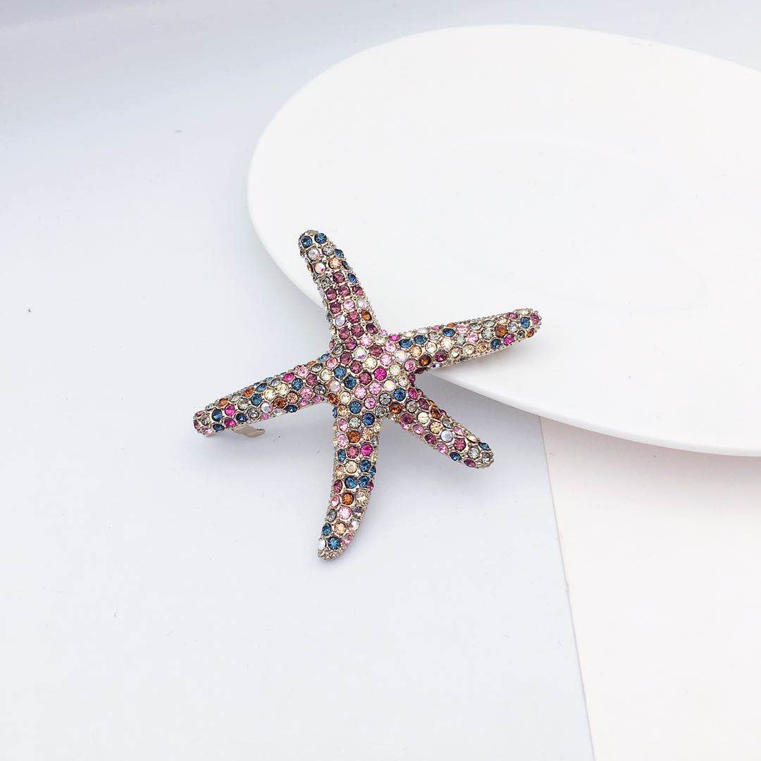 A small, elegant and charming hair clip from South Korea, featuring a delicate and cute small hair clip at the back of the head Specification image