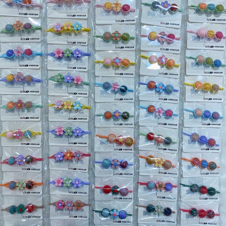Color clip with three brackets thumbnail