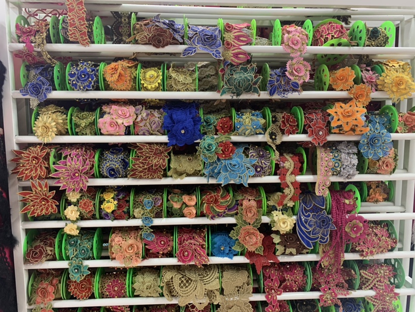 Water-soluble embroidered collars with beads can be customized in various colors Specification image