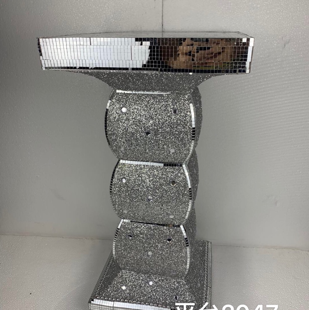 The table stands thumbnail