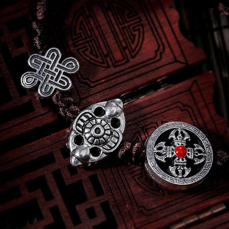 Cross-border exclusive Tibetan jewelry, car ornaments, pendants, Buddhist peace amulets, waist tags, OEM processing and customization of jewelry accessories Application Scenario