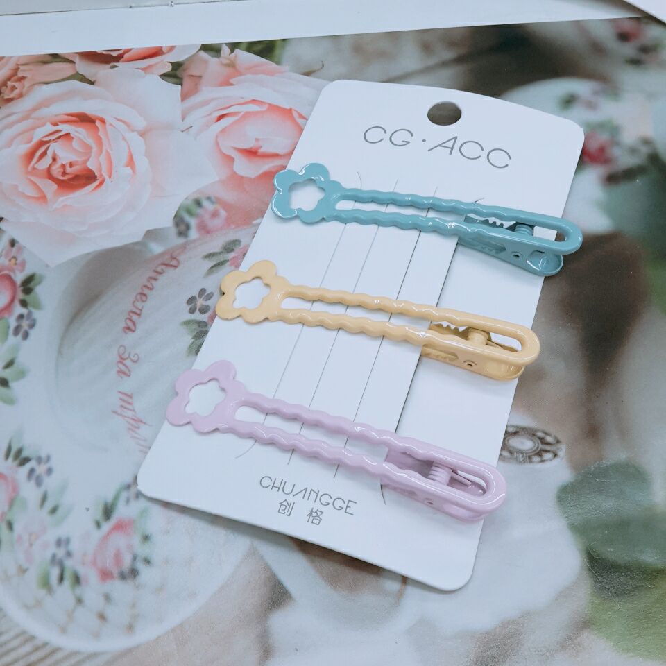 New sweet and cool-toned ins style hair clips for girls, with cartoon flower press clips and practical fringe clips Specification image