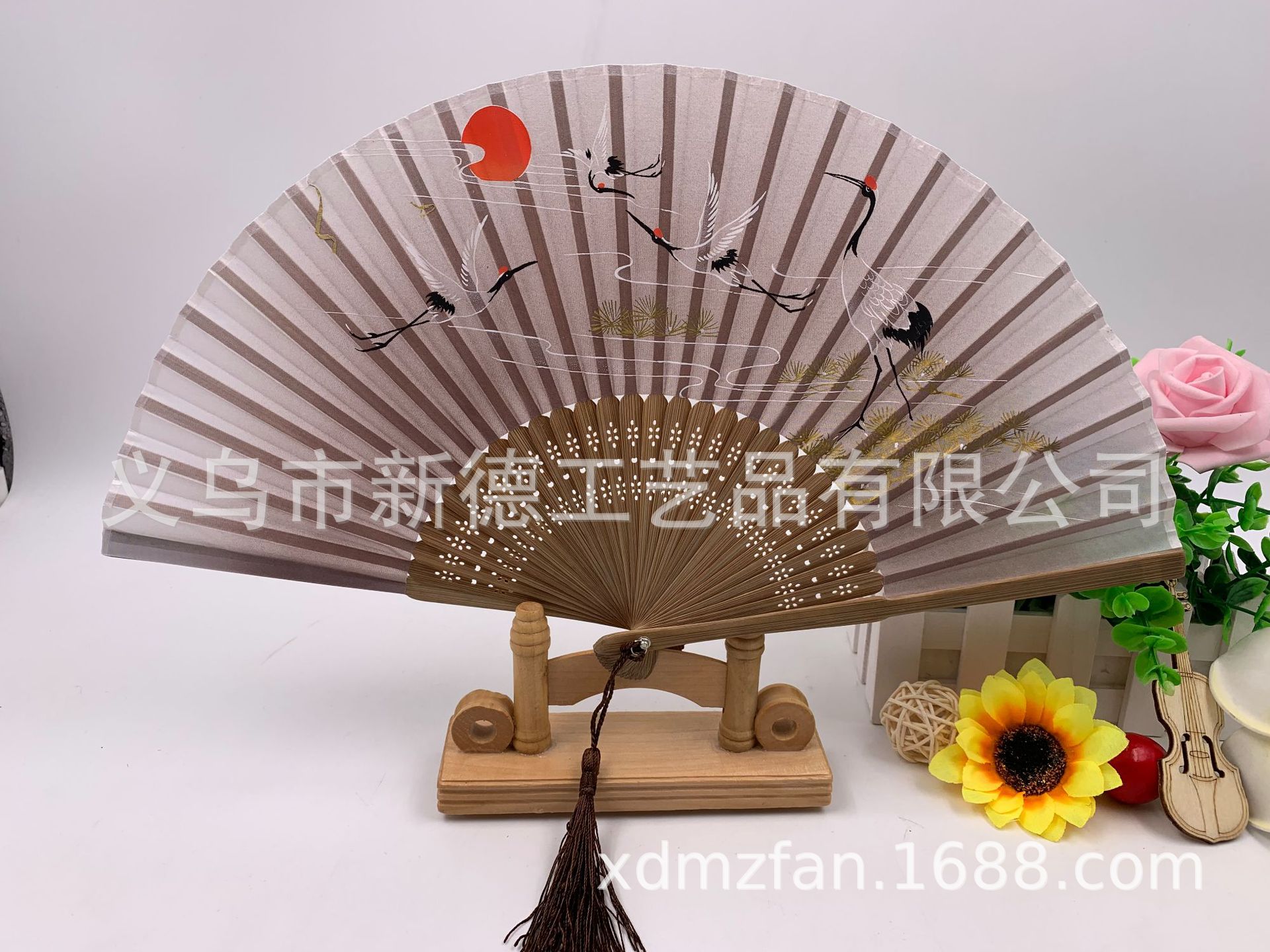 女士折扇仙鹤图    中国风竹制绢扇   来样定做    厂家批发   现货丝绸扇详情图3