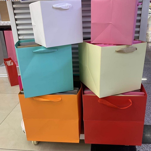 Customized takeout bags based on samples, eco-friendly single-color packaging bags, gift bags, factory direct sales, wholesale in stock, multiple colors available Application Scenario