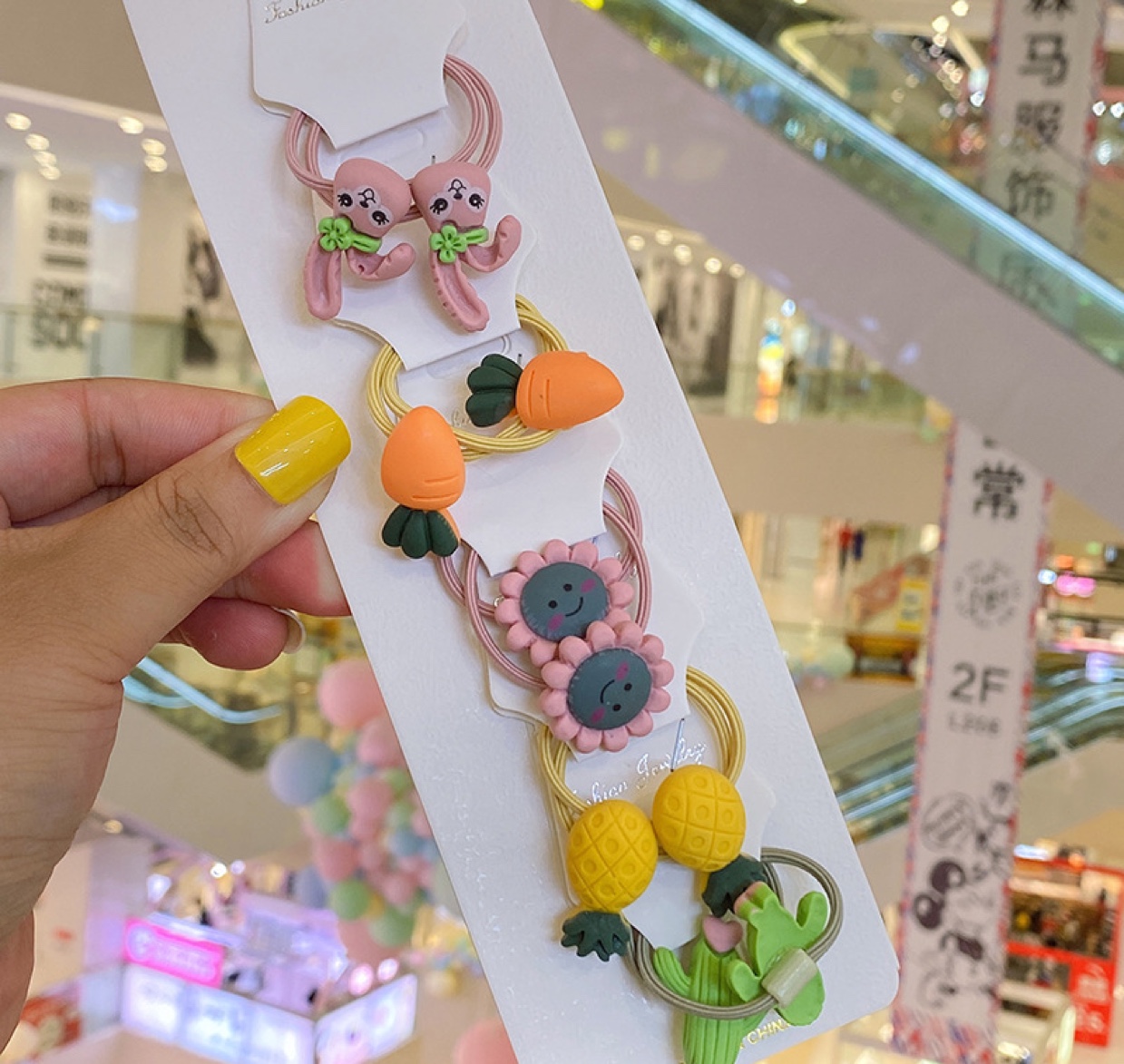 ويربط الأطفال الأطفال بشريحة شعر (ب) Specification image