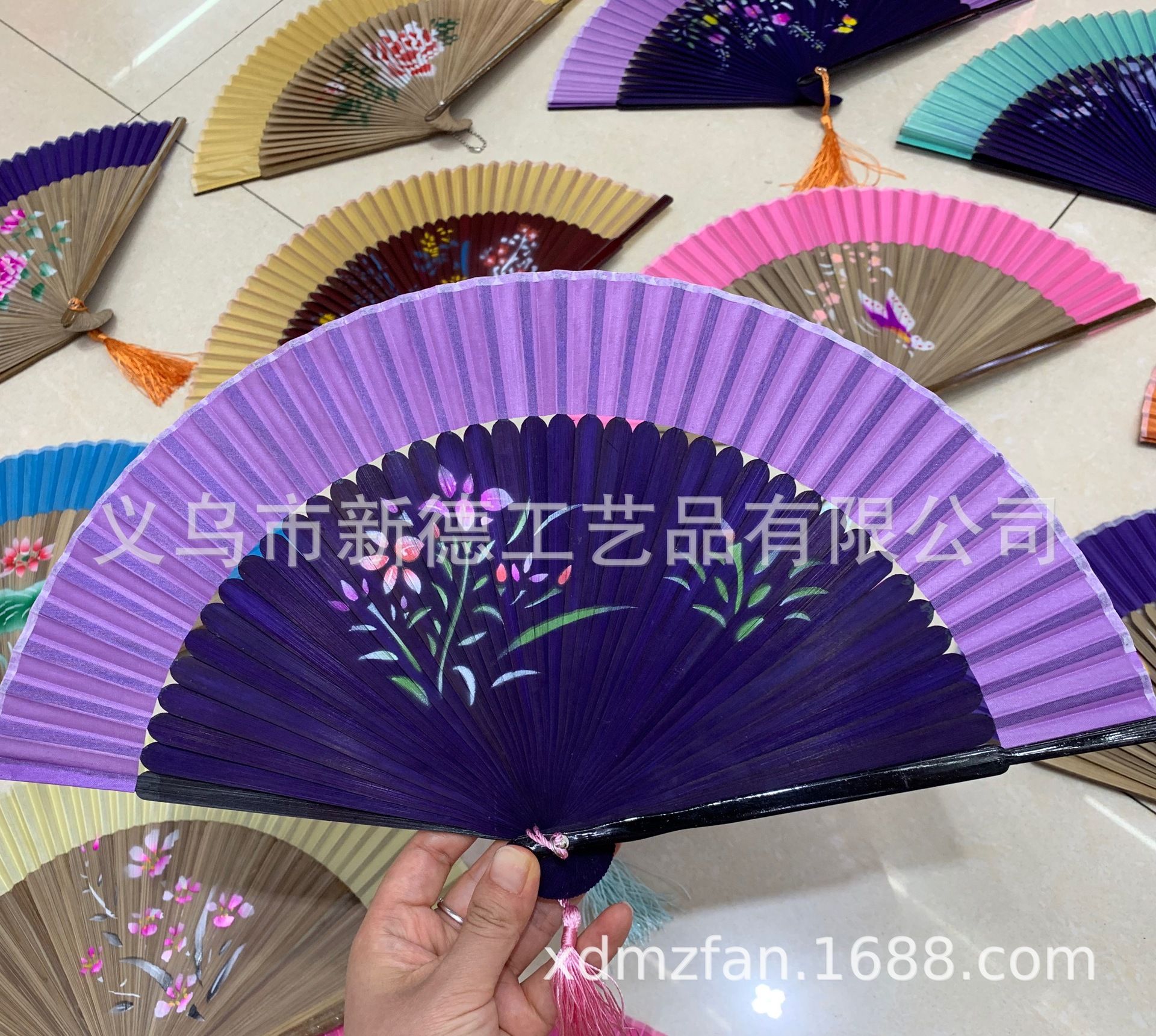 漆边手绘喷绘折扇  *古风折扇镂空*日式和风扇  *二青竹质折叠扇子  批发详情图3