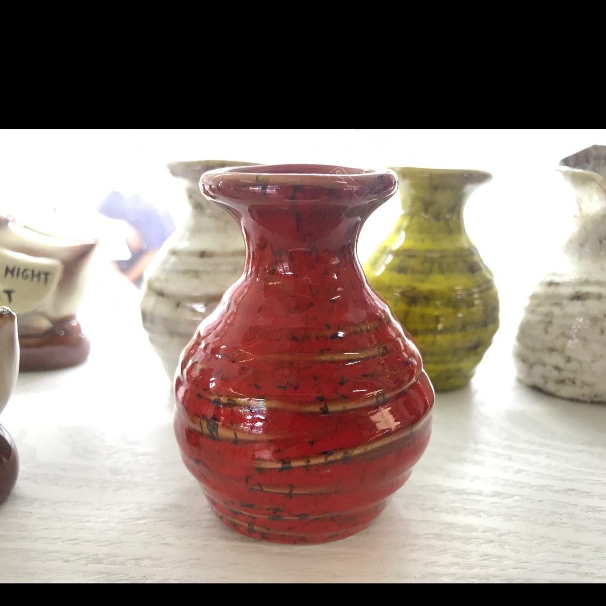 Ceramic small vintage vase, fashionable ceramic home decoration vase with multiple colors to choose from