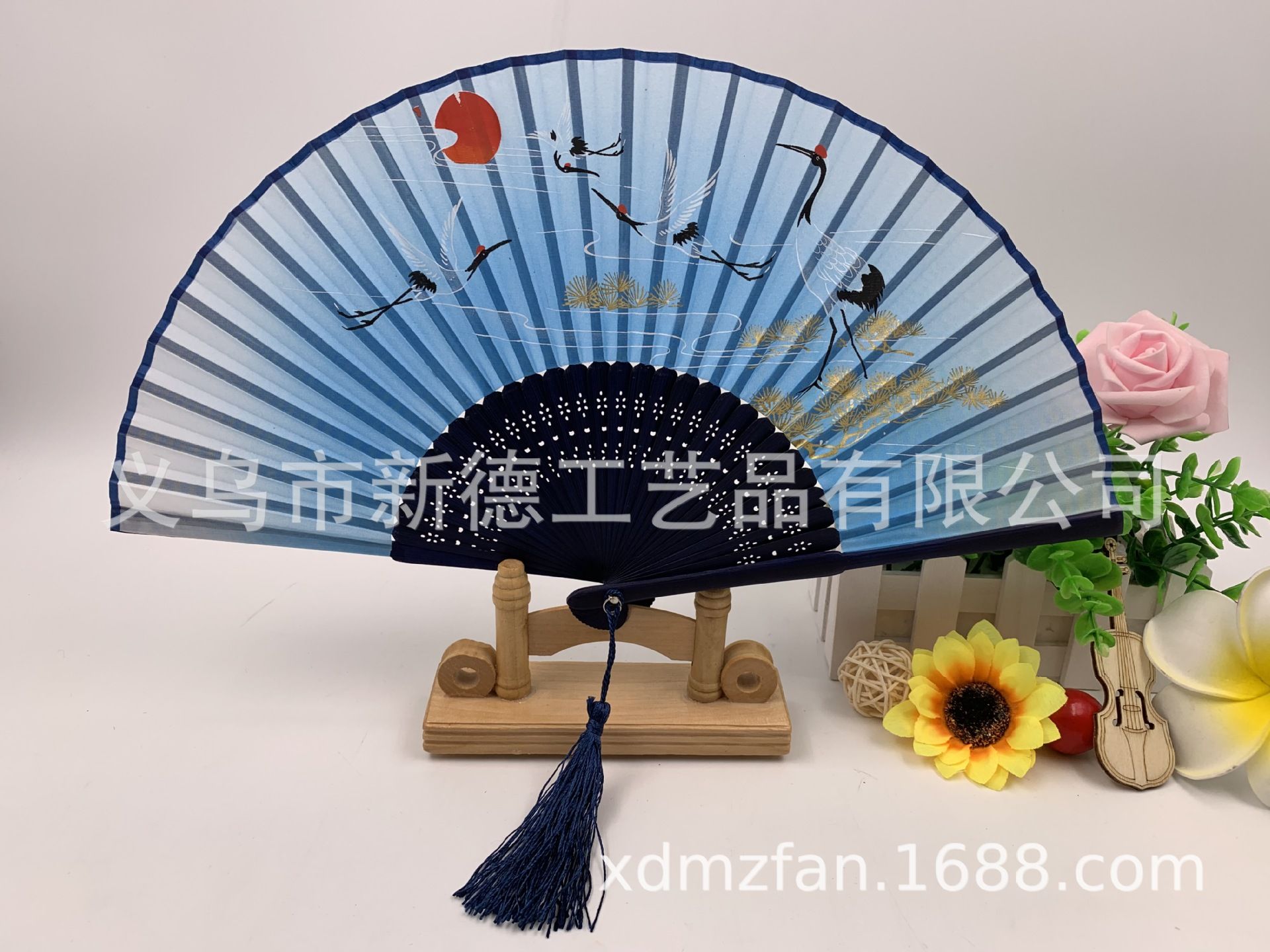 女士折扇仙鹤图    中国风竹制绢扇   来样定做    厂家批发   现货丝绸扇详情图5