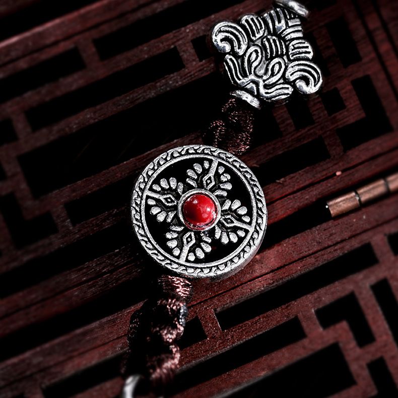 Religious ritual implements, peace amulets, pendants, Yiwu jewelry supply factory OEM processing and customization, Tibetan jewelry accessories, waist tags Application Scenario