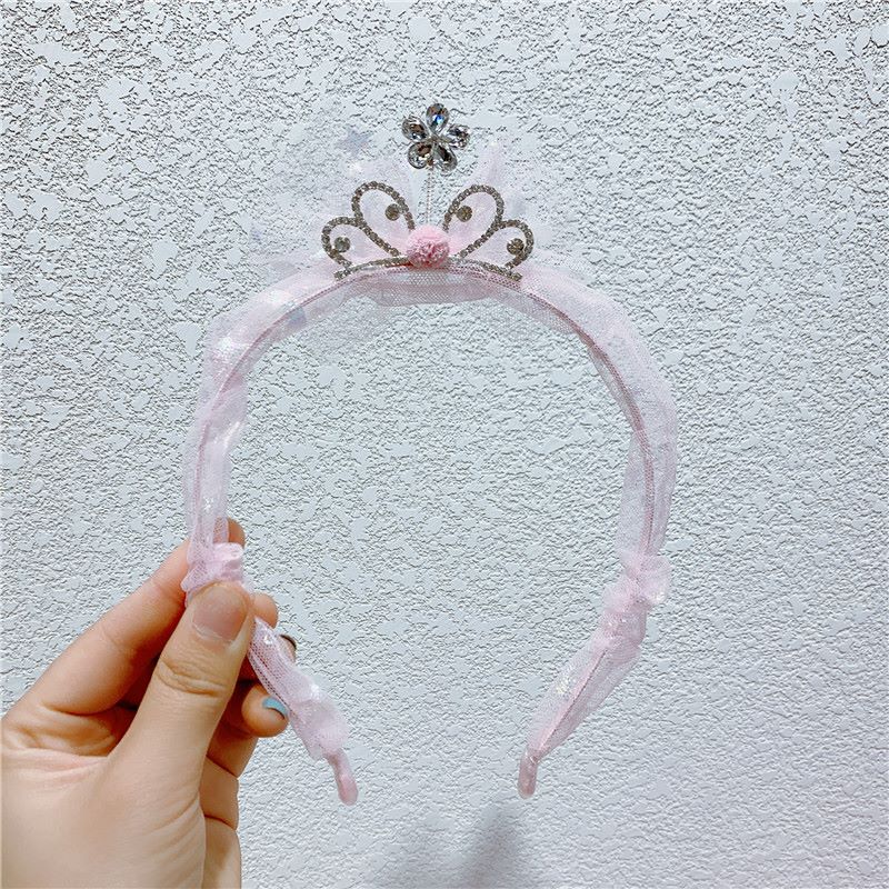 The Star and Moon Gauze Rocking crown hairband is a versatile travel accessory for children, cute and exclusive for kids Application Scenario