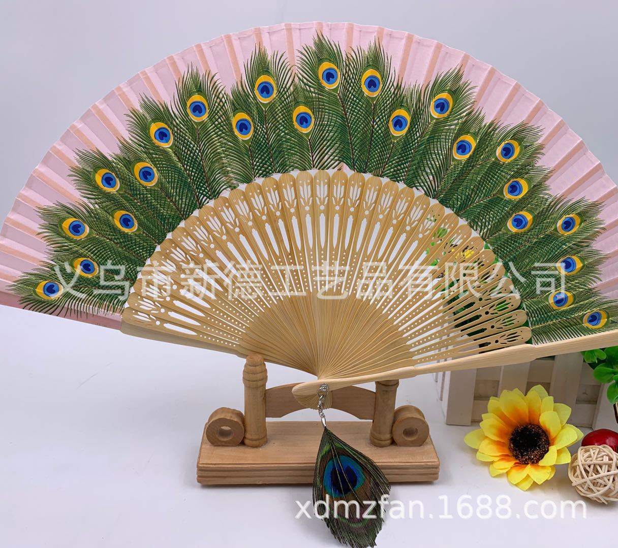 竹制折扇    扇子   孔雀折扇   古风折扇   中国风折扇   竹质折叠扇子   批发产品图